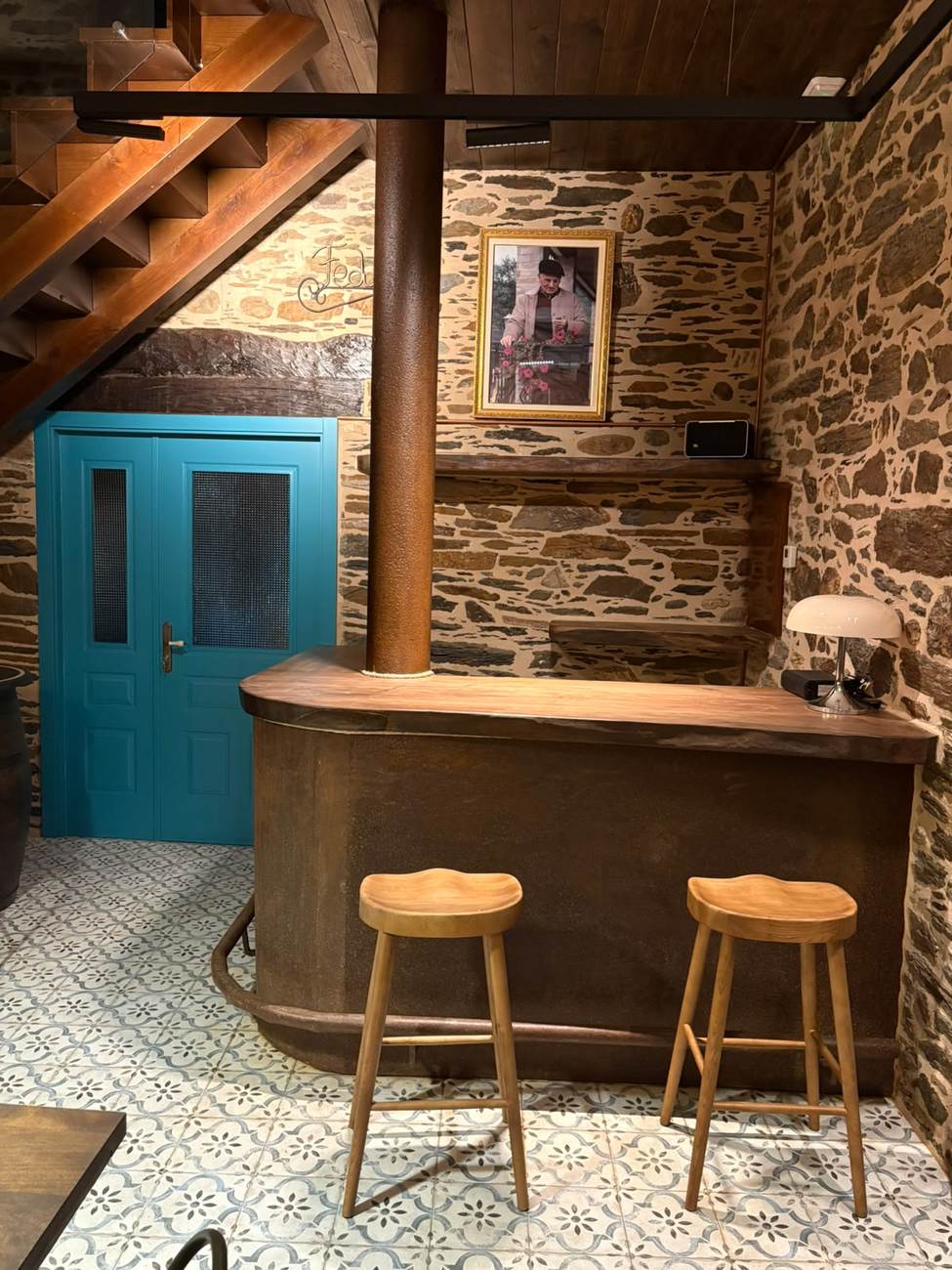 Rincón de bar rústico junto a la escalera