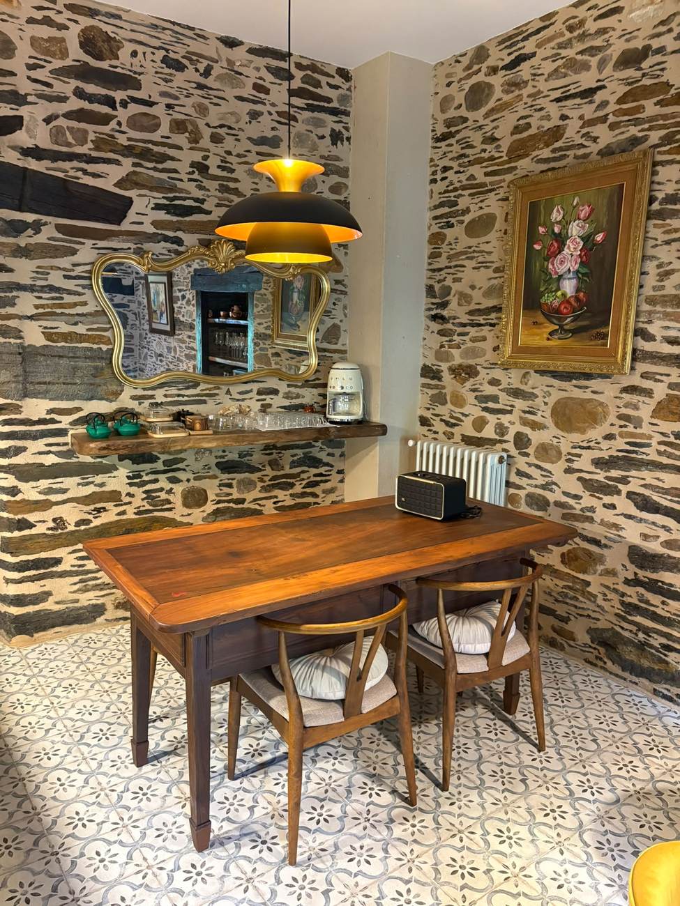 Rincón con espejo antiguo y pintura al óleo